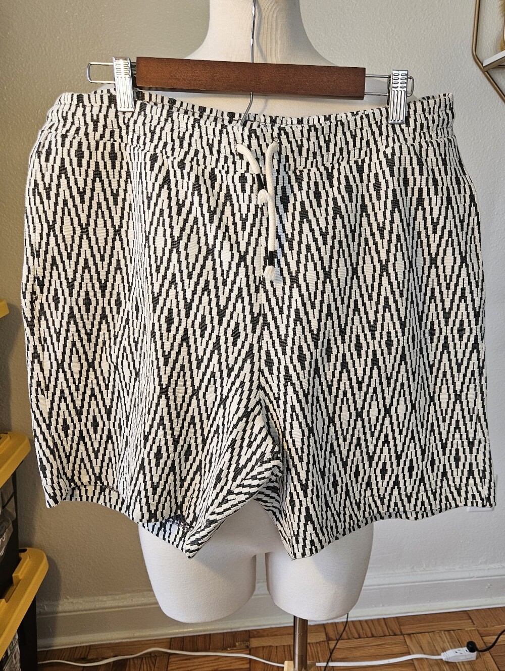 Zara- Women's XL Black & White Geometric Shorts